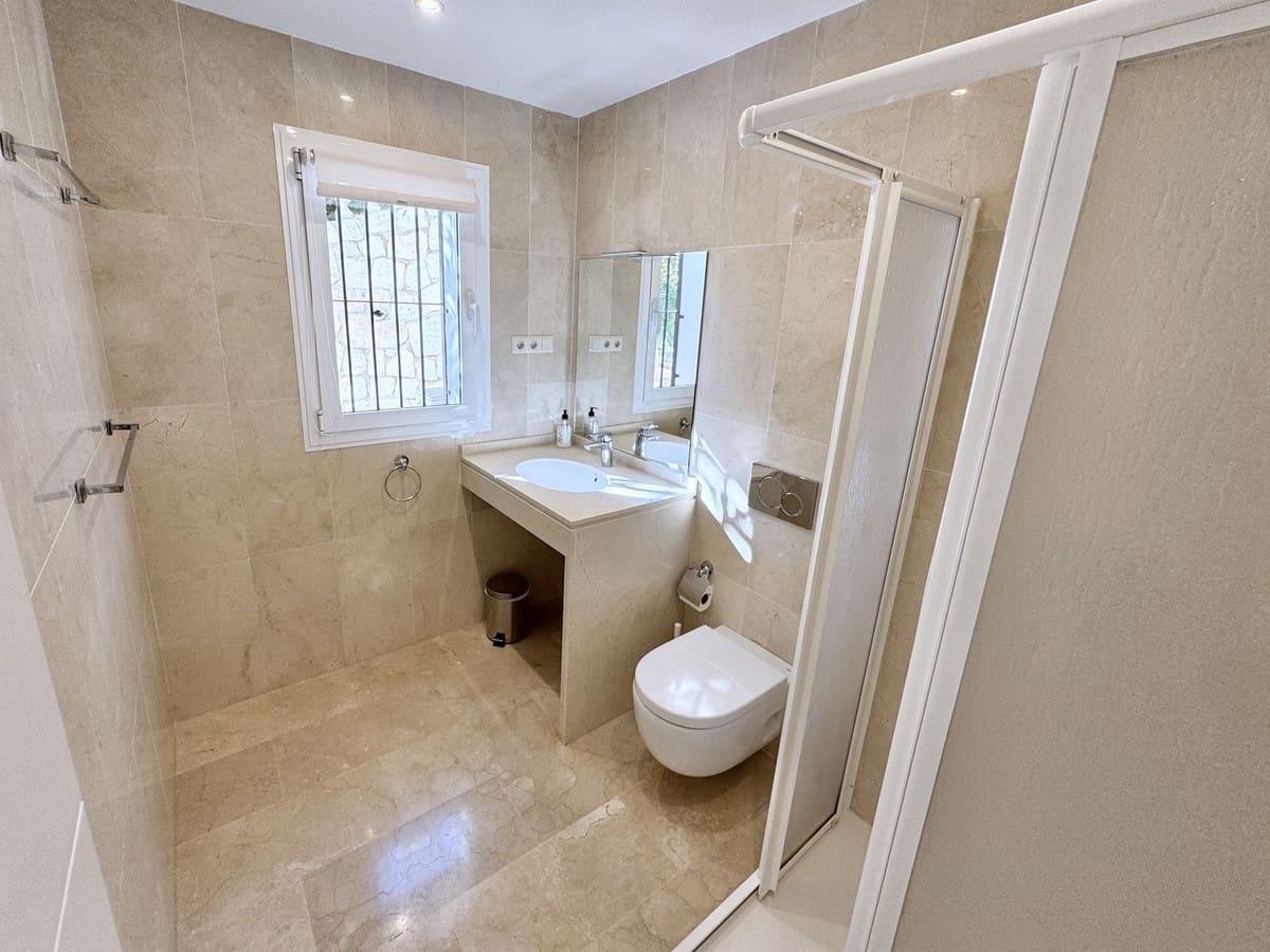 5 bedroom Villa for sale in La Cala de Mijas with pool garage - € 1,595,000 (Ref: 9498019)