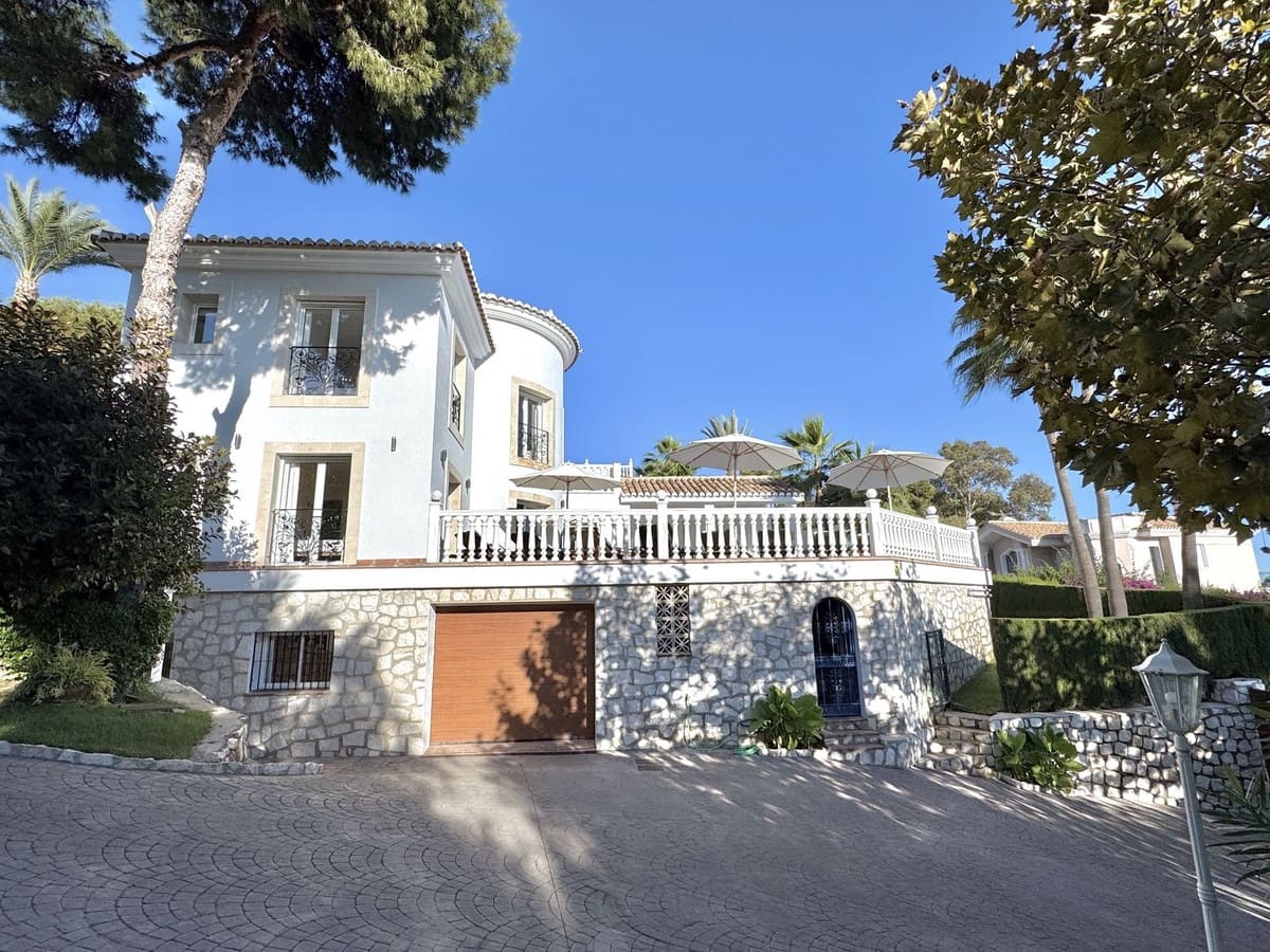 5 bedroom Villa for sale in La Cala de Mijas with pool garage - € 1,595,000 (Ref: 9498019)