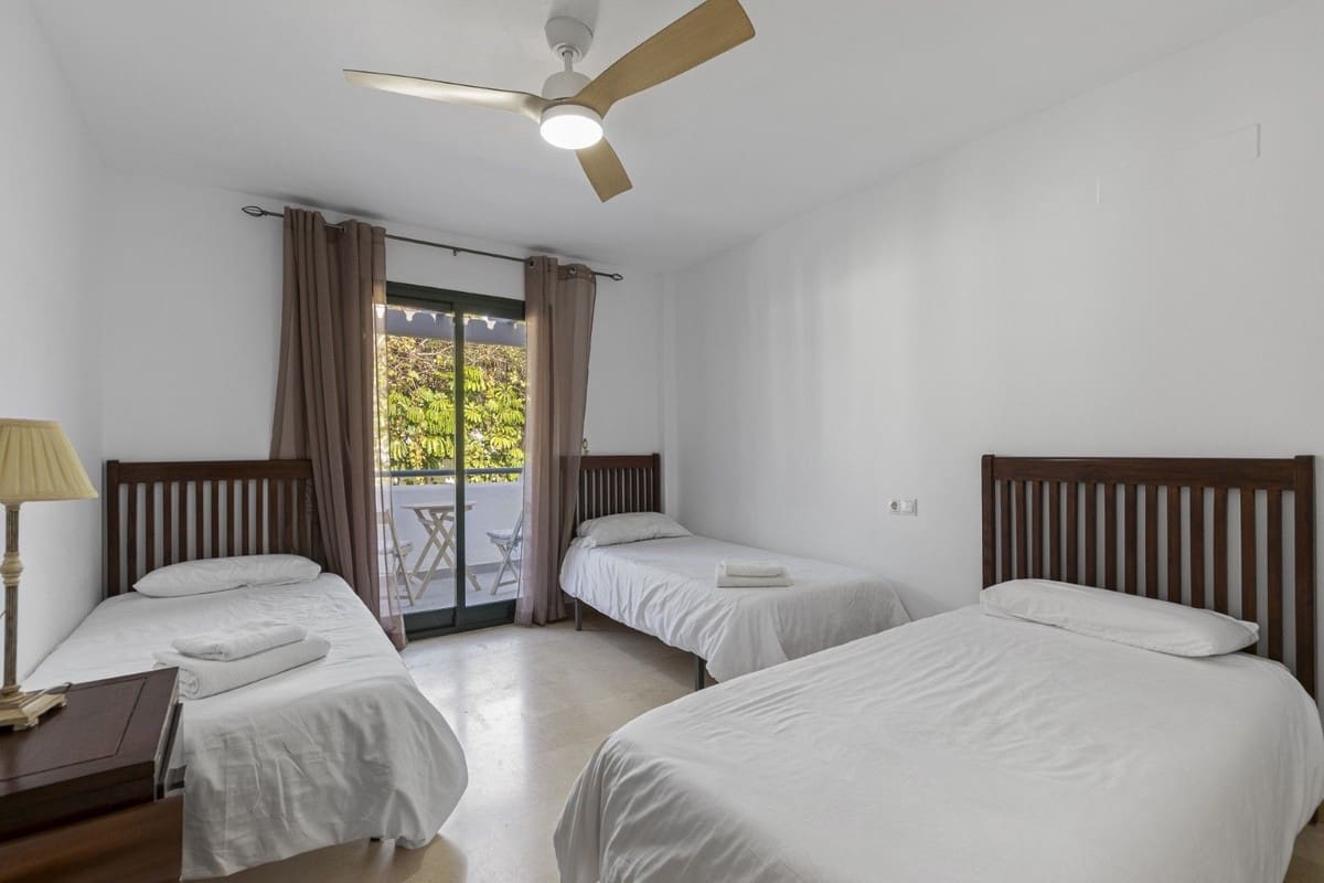 3 soverom Kjedet enebolig til salgs i Manilva med svømmebasseng - € 540 000 (Ref: 9502991)