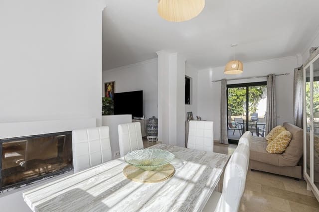 3 soverom Kjedet enebolig til salgs i Manilva med svømmebasseng - € 540 000 (Ref: 9502991)