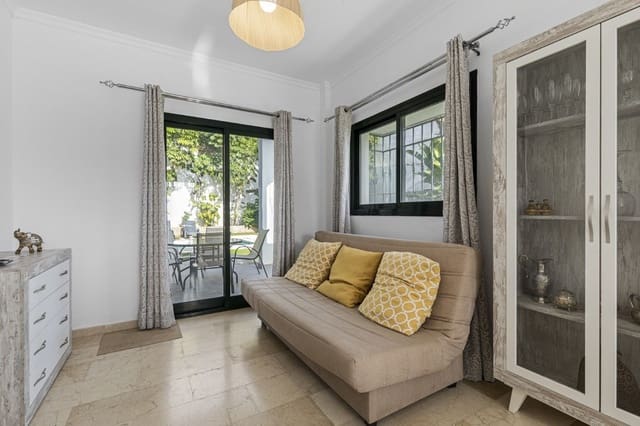 3 soverom Kjedet enebolig til salgs i Manilva med svømmebasseng - € 540 000 (Ref: 9502991)