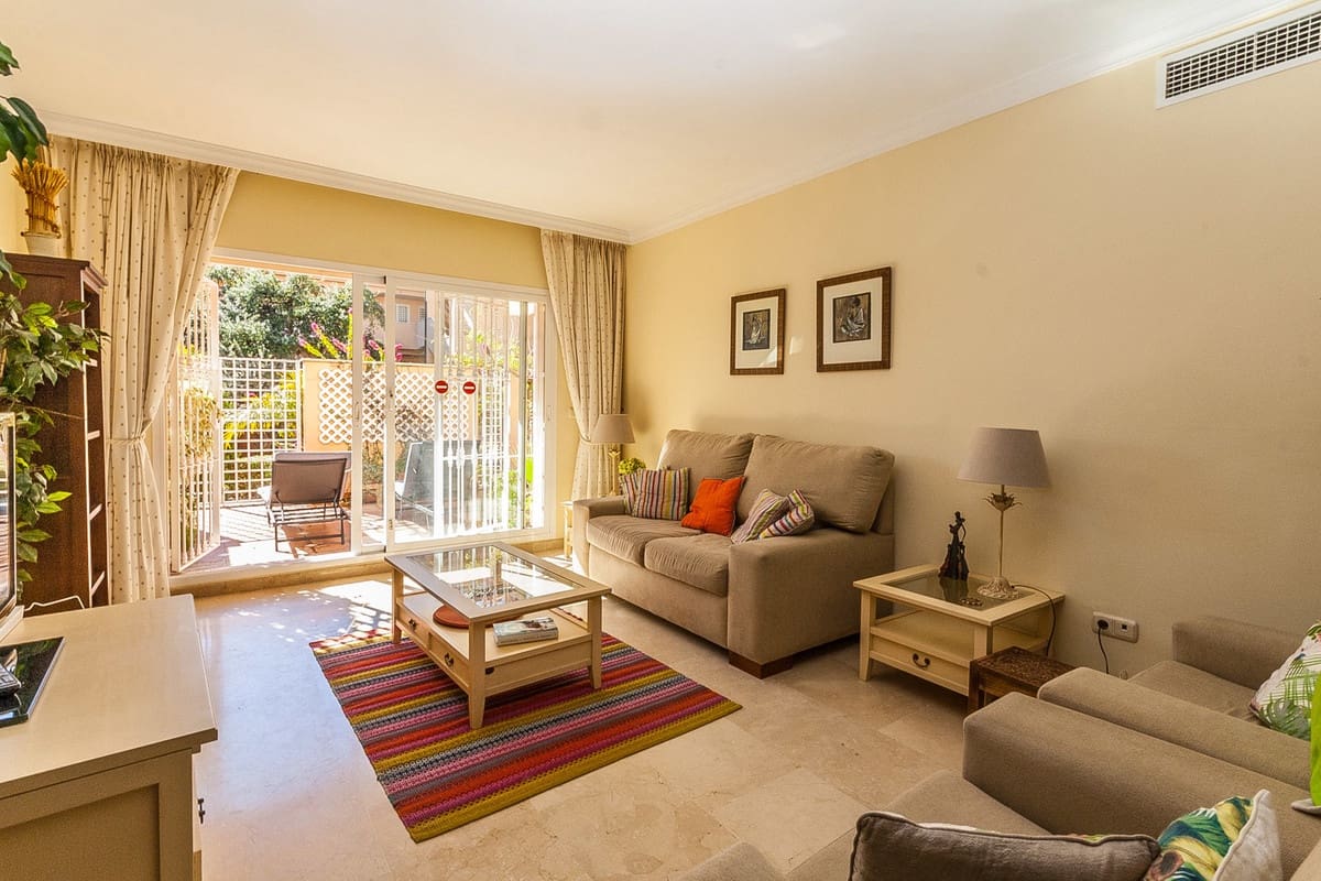 2 bedroom Apartment for sale in Elviria with pool garage - € 450,000 (Ref: 9502995)
