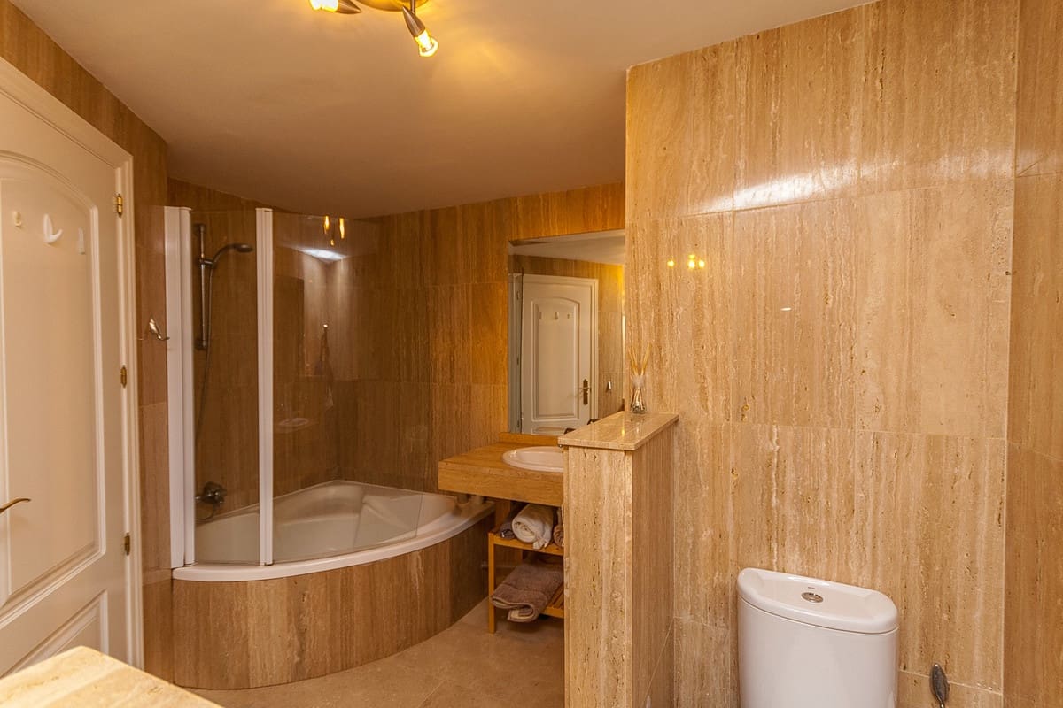 2 bedroom Apartment for sale in Elviria with pool garage - € 450,000 (Ref: 9502995)