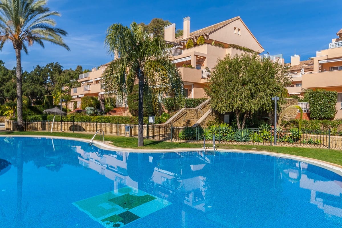 2 bedroom Apartment for sale in Elviria with pool garage - € 450,000 (Ref: 9502995)