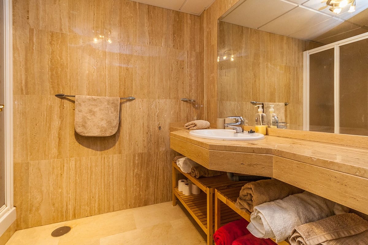 2 bedroom Apartment for sale in Elviria with pool garage - € 450,000 (Ref: 9502995)