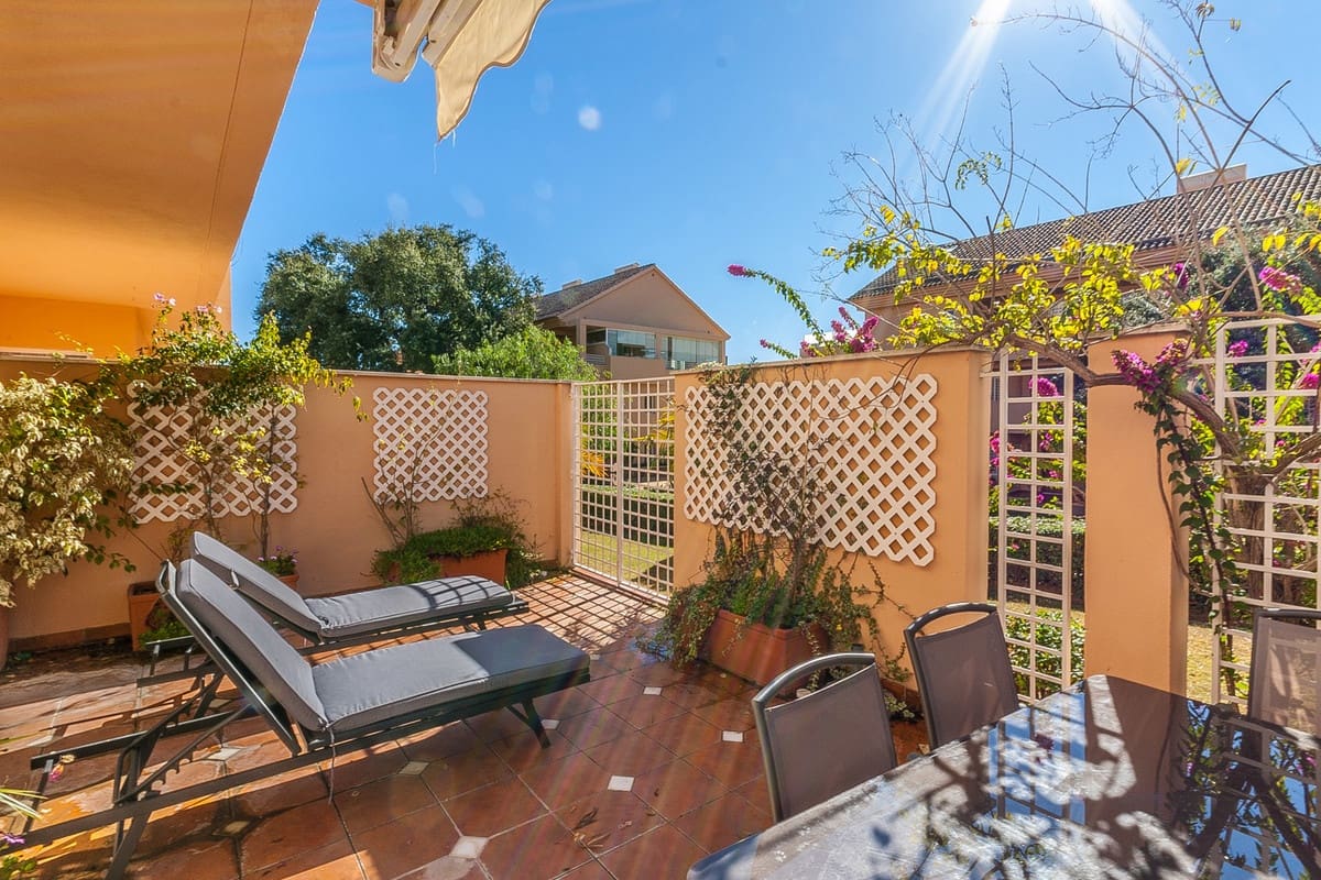 2 bedroom Apartment for sale in Elviria with pool garage - € 450,000 (Ref: 9502995)