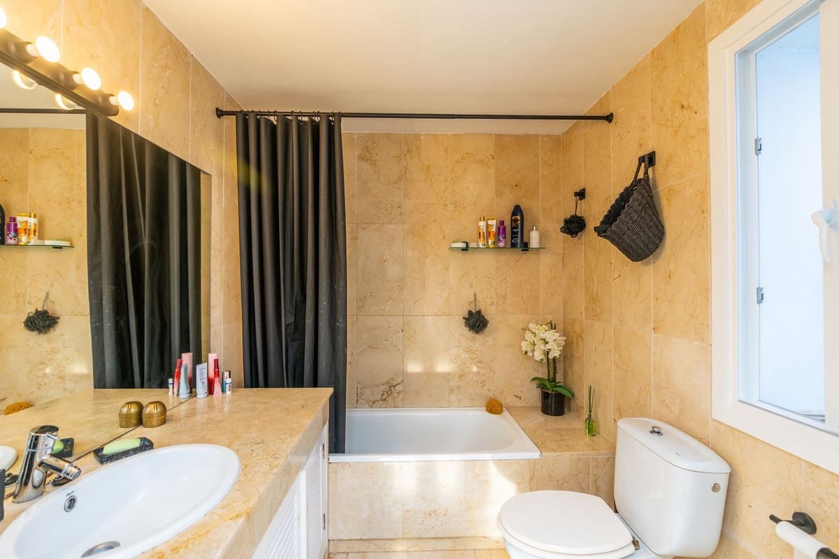 2 bedroom Apartment for sale in Benahavis with pool garage - € 375,000 (Ref: 9503704)