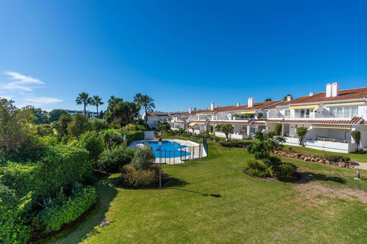 2 bedroom Apartment for sale in Benahavis with pool garage - € 375,000 (Ref: 9503704)