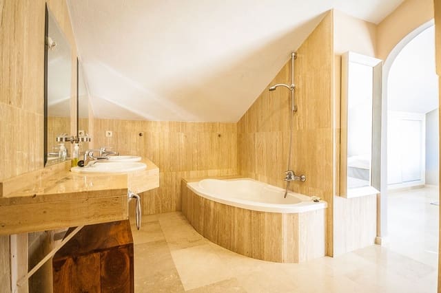 2 sovrum Takvåning till salu i Elviria, Marbella med pool garage - 419 000 € (Ref: 9508064)