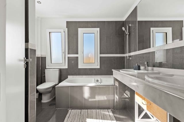 4 soveværelse Villa til salg i New Golden Mile, Estepona med swimmingpool garage - € 1.299.000 (Ref: 9508075)