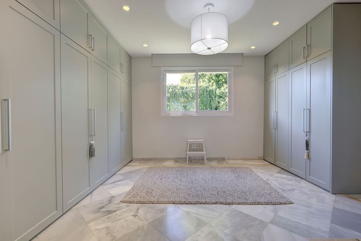 4 bedroom Villa for sale in Calahonda with pool garage - € 1,275,000 (Ref: 9518287)