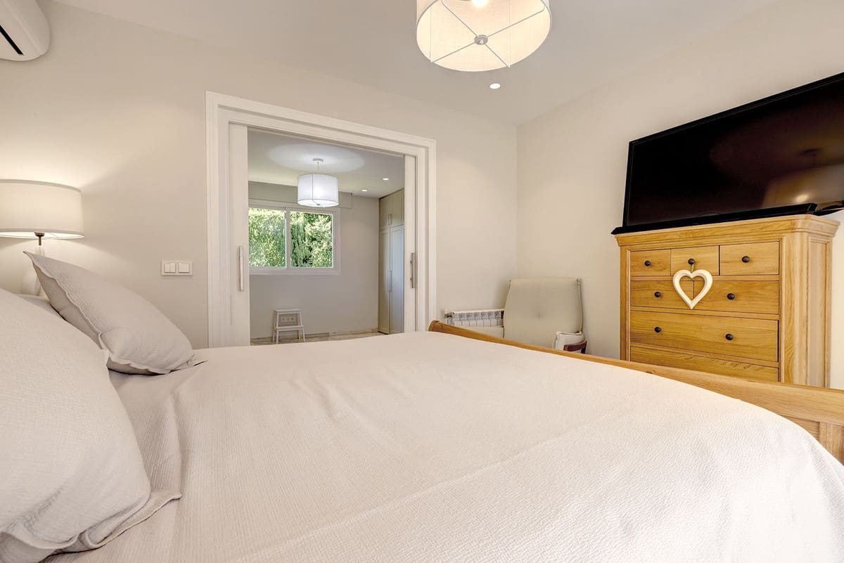 4 bedroom Villa for sale in Calahonda with pool garage - € 1,275,000 (Ref: 9518287)