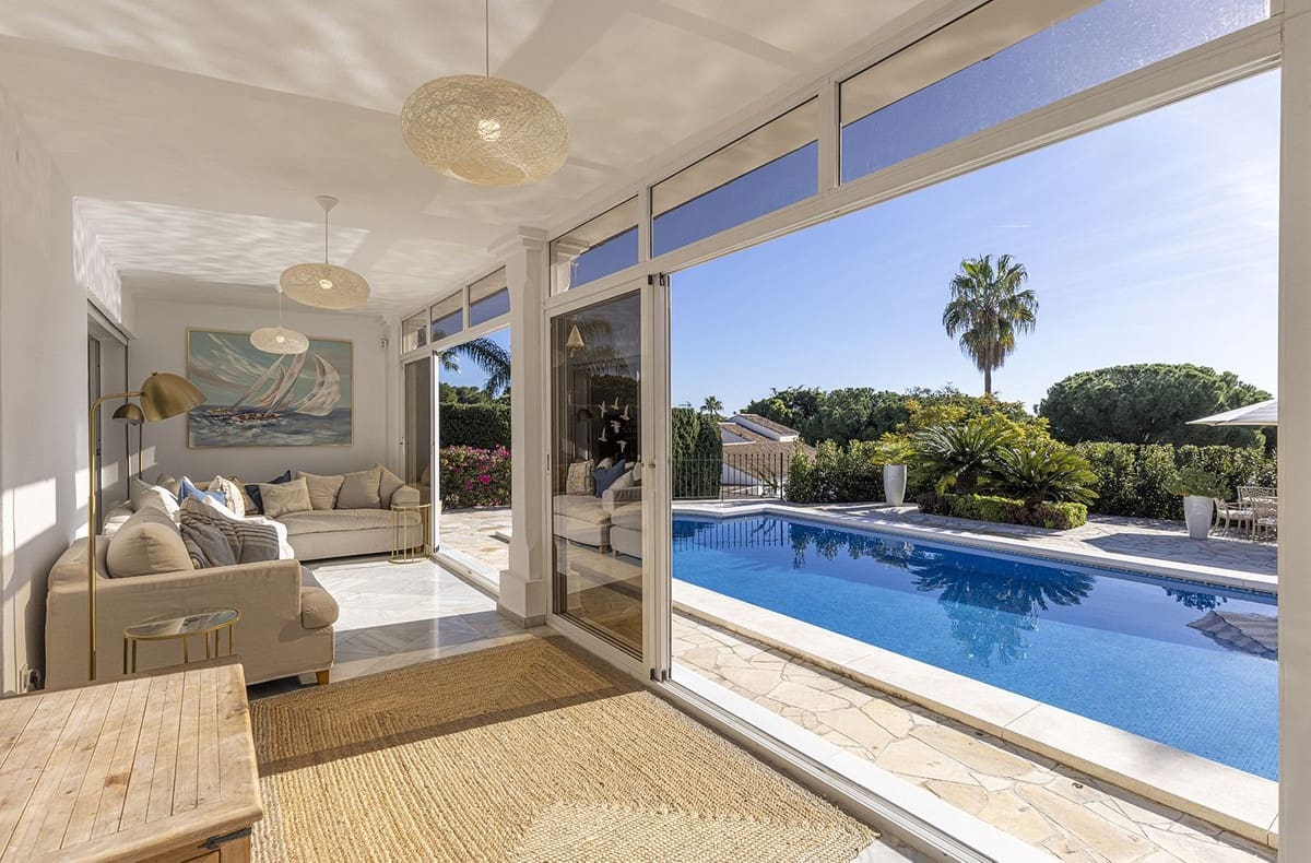 4 bedroom Villa for sale in Calahonda with pool garage - € 1,275,000 (Ref: 9518287)