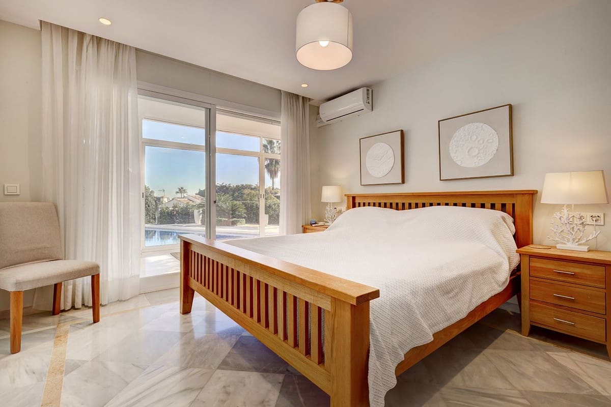 4 bedroom Villa for sale in Calahonda with pool garage - € 1,275,000 (Ref: 9518287)