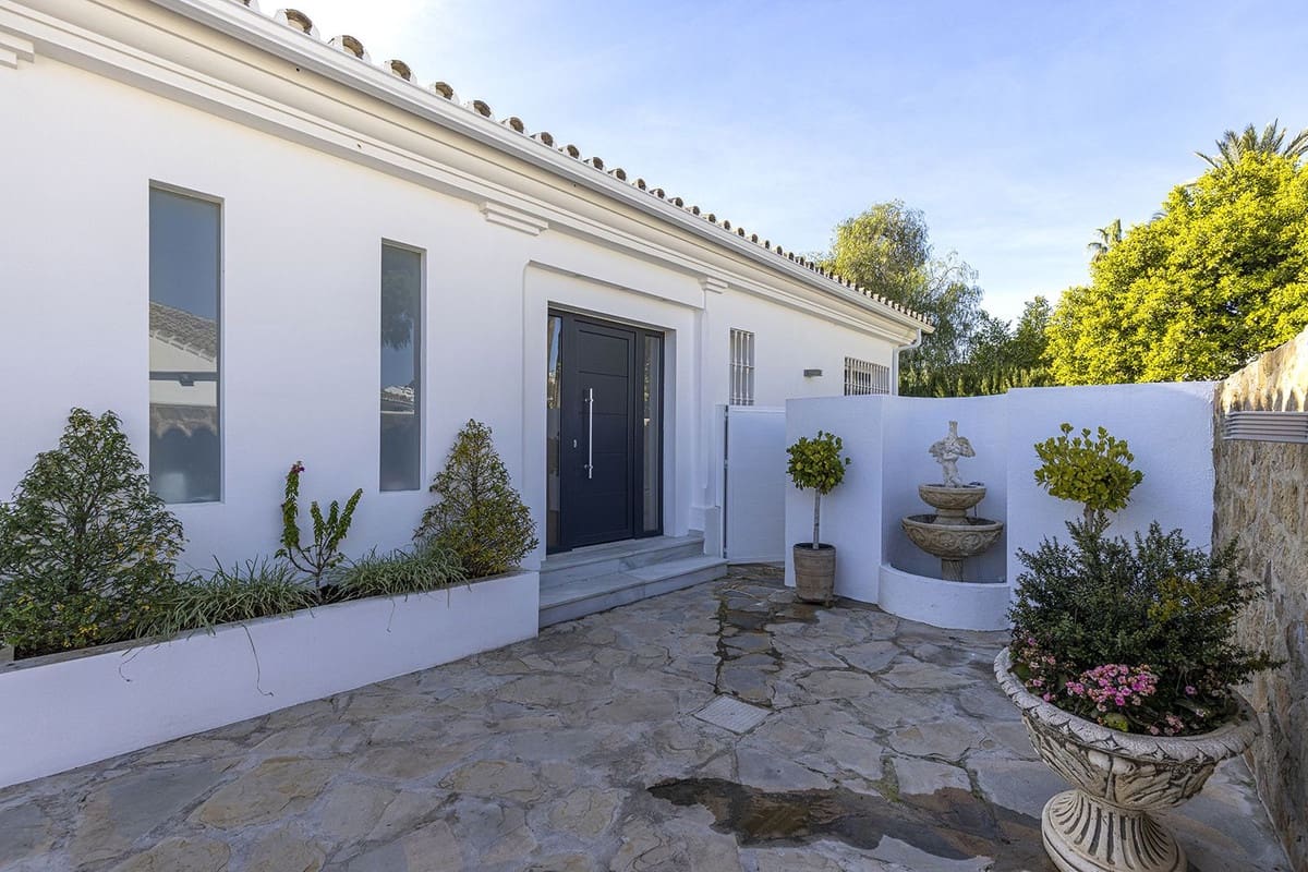 4 bedroom Villa for sale in Calahonda with pool garage - € 1,275,000 (Ref: 9518287)