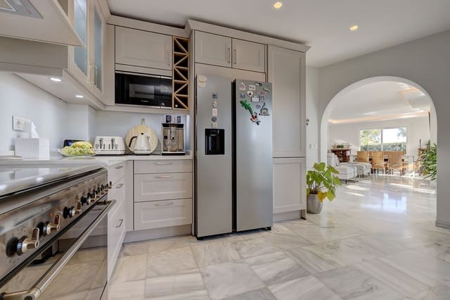 4 bedroom Villa for sale in Calahonda, Mijas with pool garage - € 1,275,000 (Ref: 9518287)