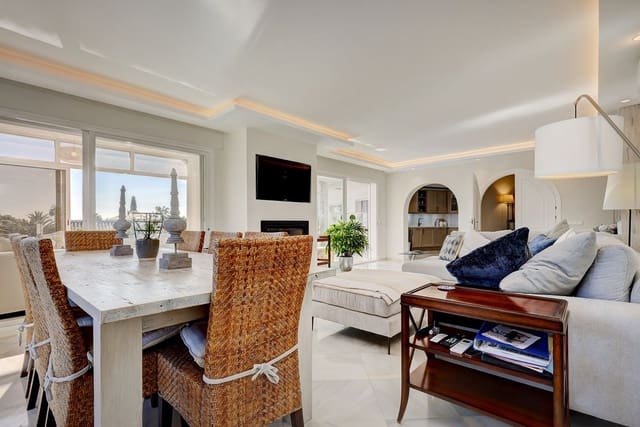 4 bedroom Villa for sale in Calahonda, Mijas with pool garage - € 1,275,000 (Ref: 9518287)