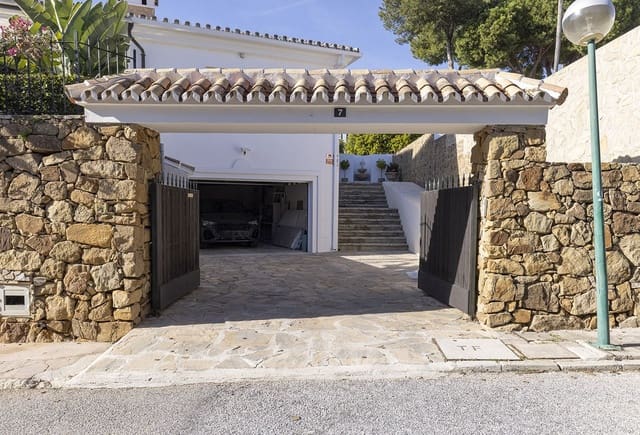 4 bedroom Villa for sale in Calahonda, Mijas with pool garage - € 1,275,000 (Ref: 9518287)