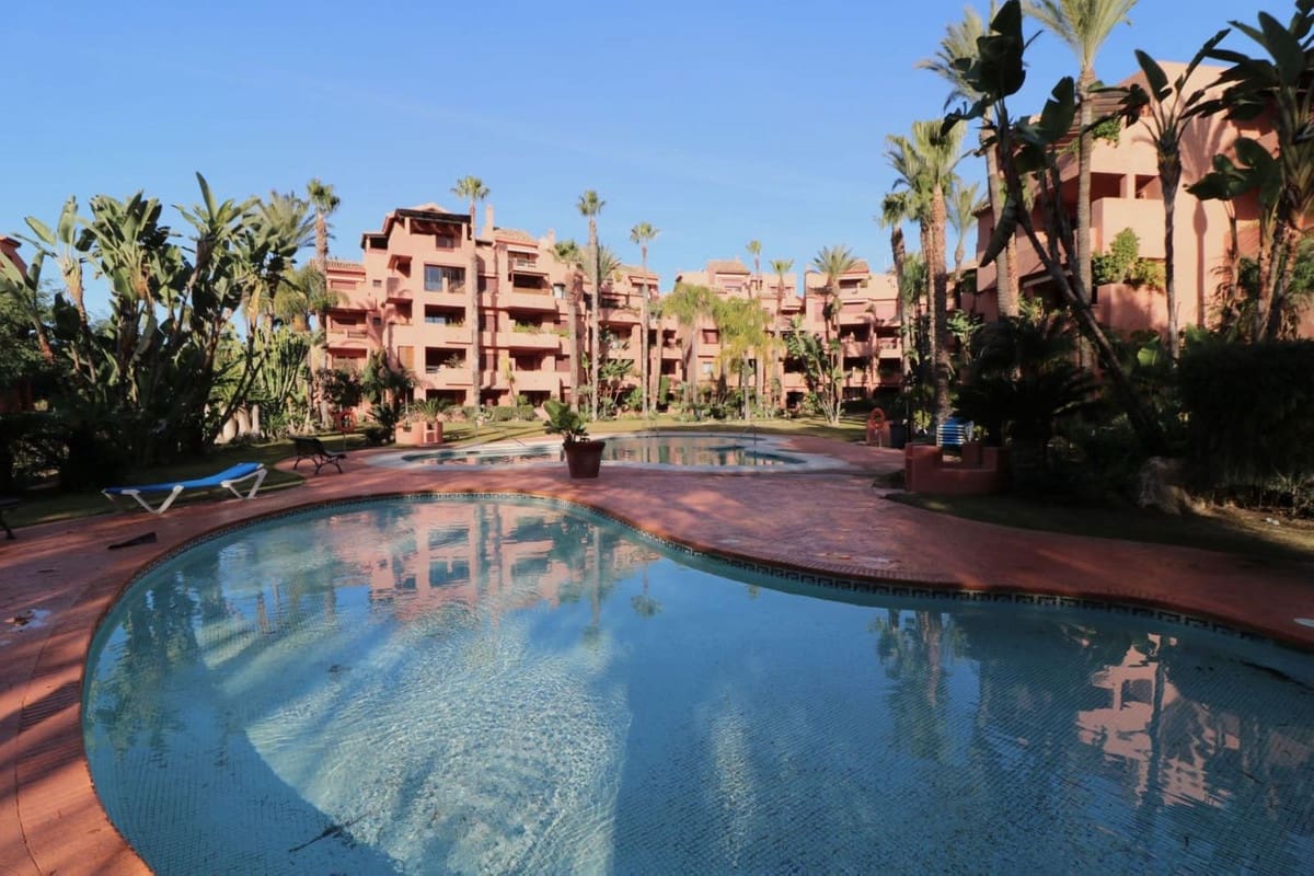 2 bedroom Beach Apartment for sale in Marbella with pool garage - € 445,000 (Ref: 9518289)