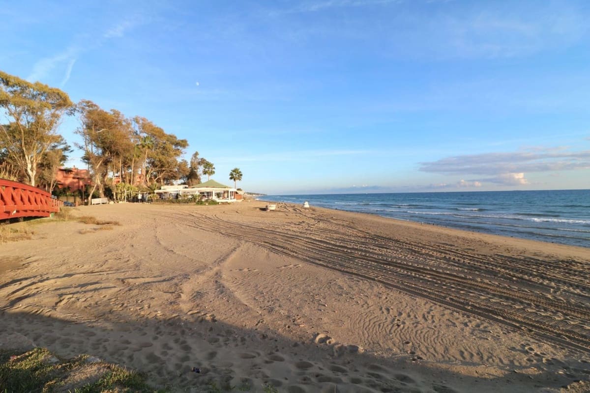 2 bedroom Beach Apartment for sale in Marbella with pool garage - € 445,000 (Ref: 9518289)