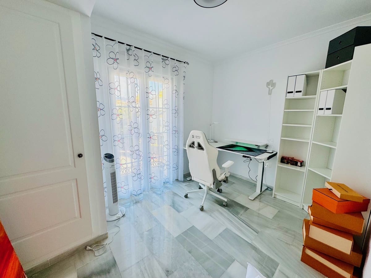 4 Zimmer Haus zu verkaufen in Estepona mit Pool Garage - 585.000 € (Ref: 9523789)