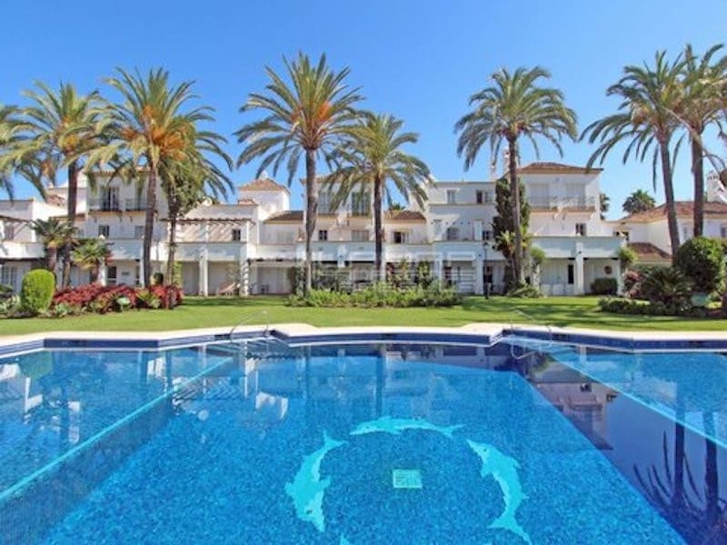 4 Zimmer Haus zu verkaufen in Estepona mit Pool Garage - 585.000 € (Ref: 9523789)