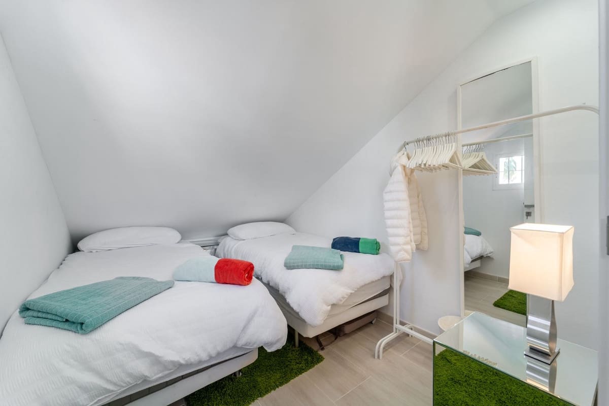 4 sypialnia Dom blizniak na sprzedaż w Costabella z basenem garażem - 775 000 € (Ref: 9532930)