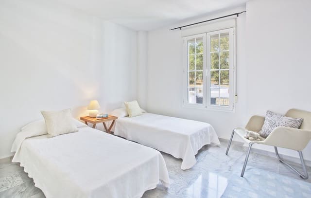 3 soverom Kjedet enebolig til salgs i Guadalmina Baja, Marbella med svømmebasseng garasje - € 695 000 (Ref: 9539801)