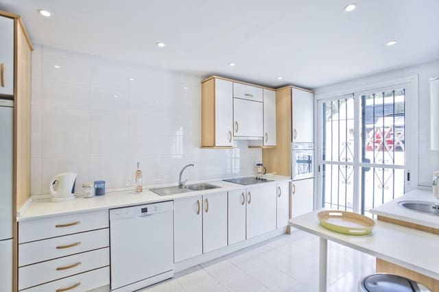 3 soverom Kjedet enebolig til salgs i Guadalmina Baja, Marbella med svømmebasseng garasje - € 695 000 (Ref: 9539801)