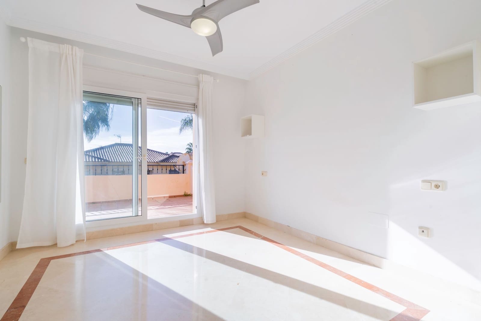 3 soverom Kjedet enebolig til salgs i Riviera del Sol med svømmebasseng garasje - € 500 000 (Ref: 9543916)