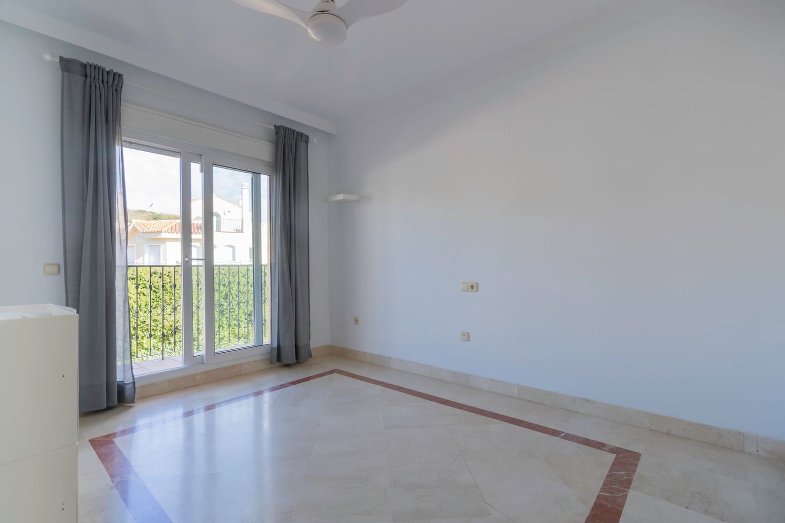 3 soverom Kjedet enebolig til salgs i Riviera del Sol med svømmebasseng garasje - € 500 000 (Ref: 9543916)