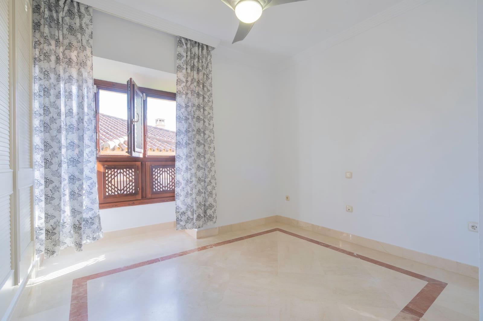 3 soverom Kjedet enebolig til salgs i Riviera del Sol med svømmebasseng garasje - € 500 000 (Ref: 9543916)