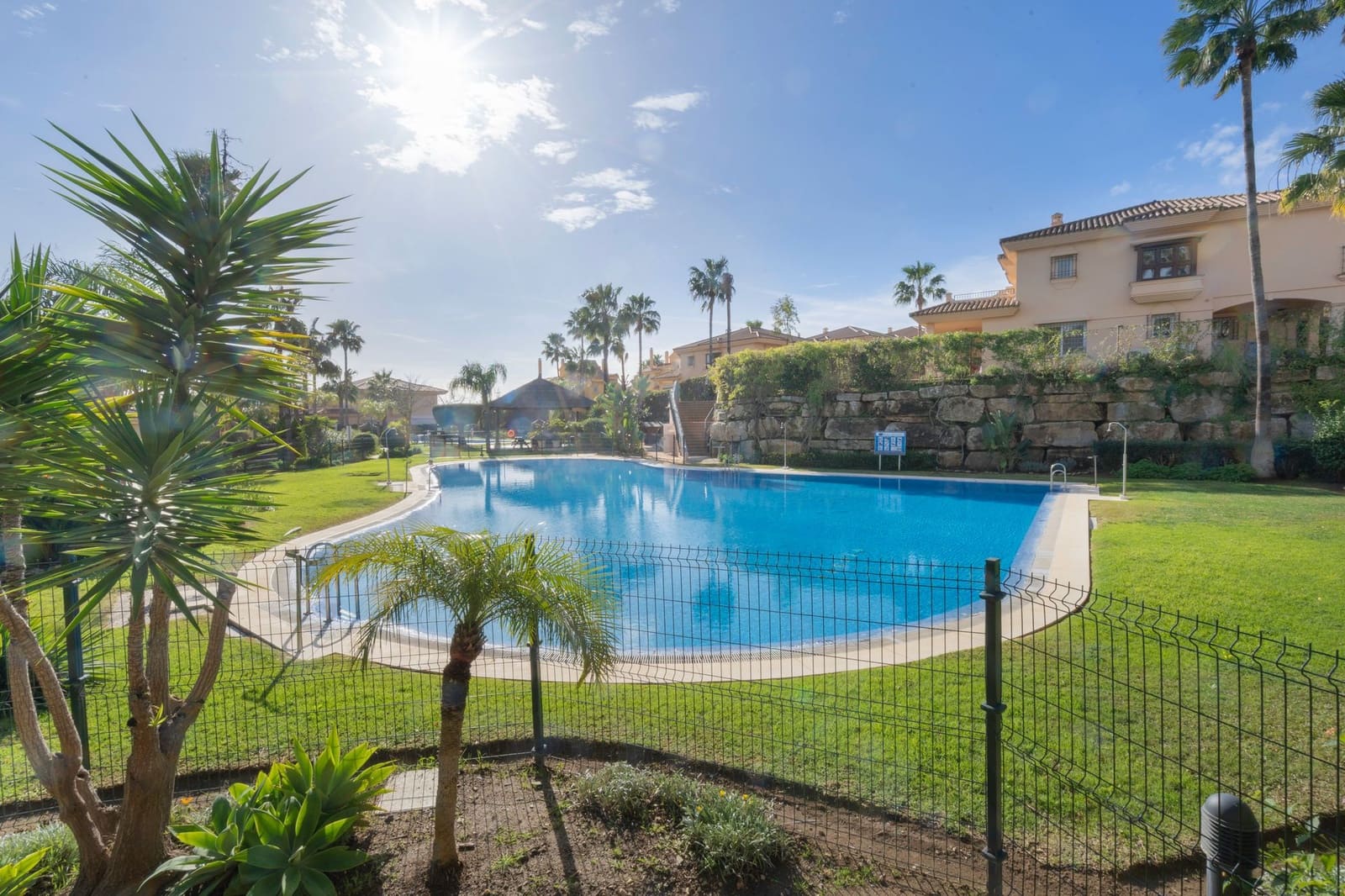 3 soverom Kjedet enebolig til salgs i Riviera del Sol med svømmebasseng garasje - € 500 000 (Ref: 9543916)