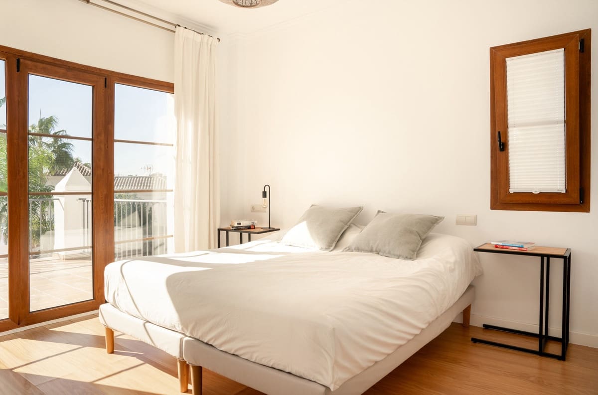 4 quarto Moradia para venda em Estepona com piscina garagem - 1 295 000 € (Ref: 9546997)