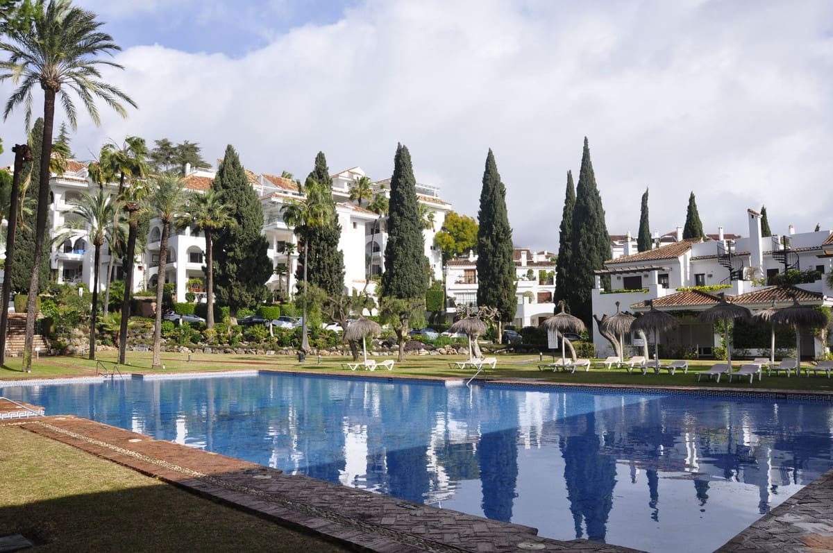 1 soverom Leilighet til salgs i Golden Mile med svømmebasseng garasje - € 749 000 (Ref: 9550026)