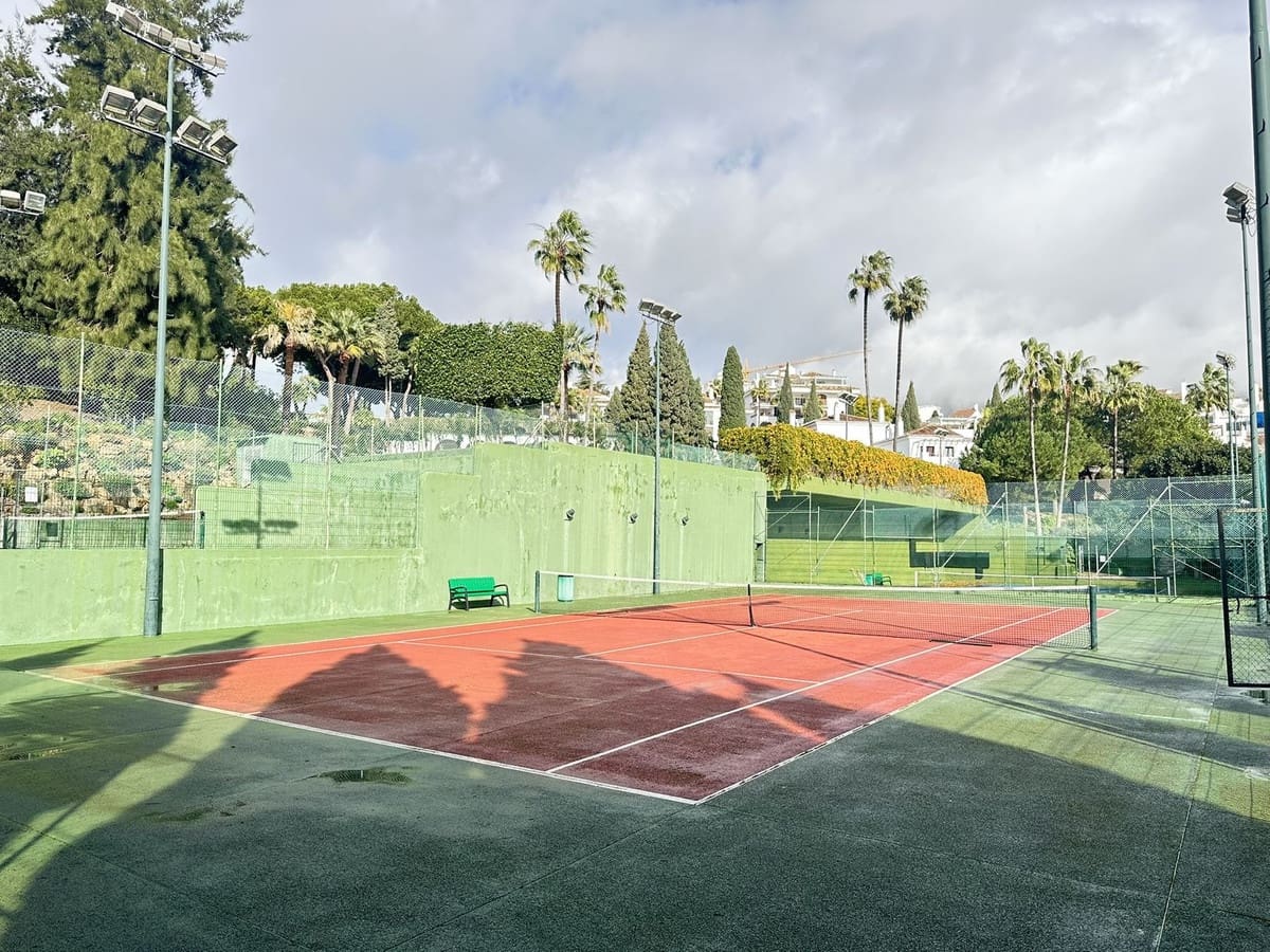 1 soverom Leilighet til salgs i Golden Mile med svømmebasseng garasje - € 749 000 (Ref: 9550026)