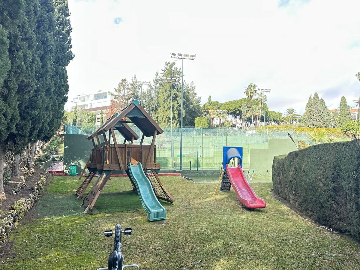 1 soverom Leilighet til salgs i Golden Mile med svømmebasseng garasje - € 749 000 (Ref: 9550026)