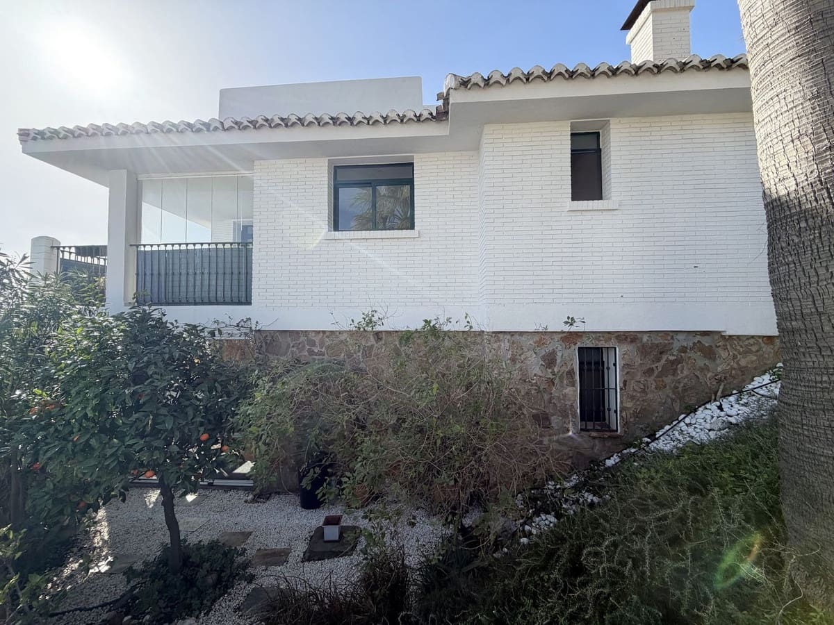 3 bedroom Semi-detached Villa for sale in Benalmadena with pool garage - € 629,000 (Ref: 9560673)