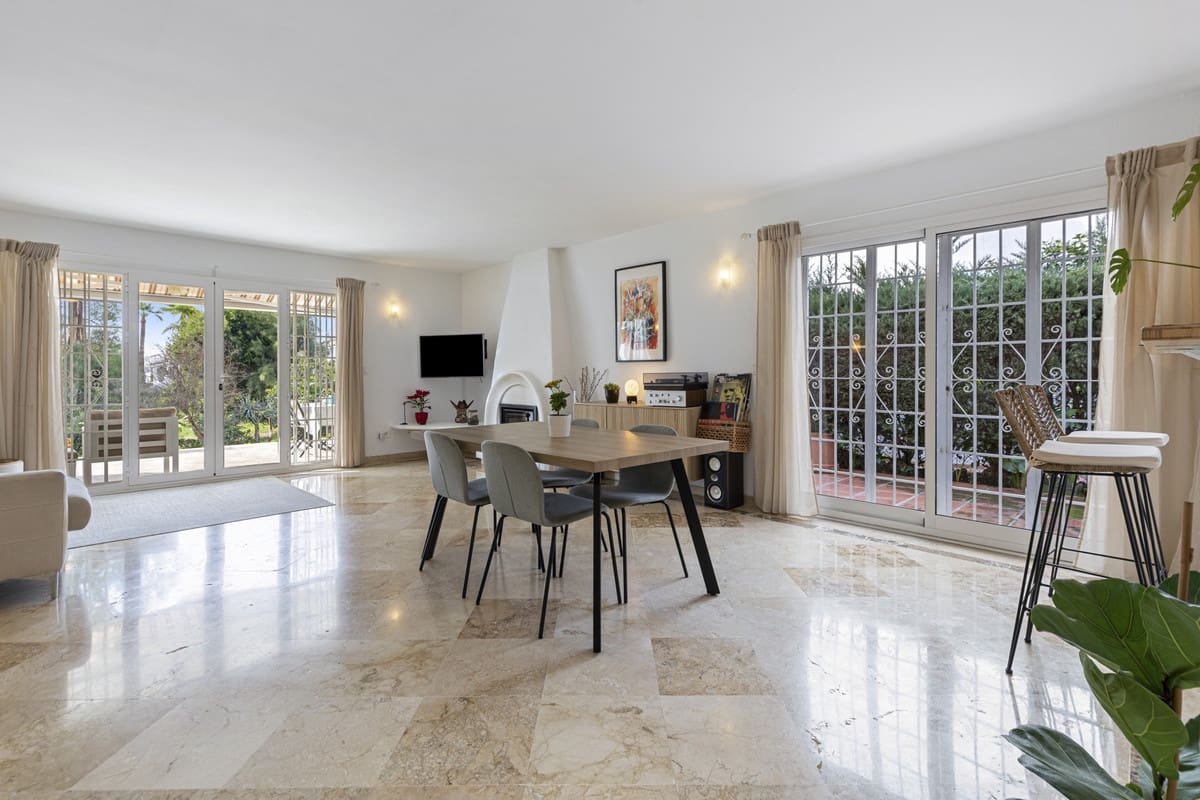 3 chambre Villa/Maison Semi-Mitoyenne à vendre à Estepona avec piscine garage - 480 000 € (Ref: 9569634)