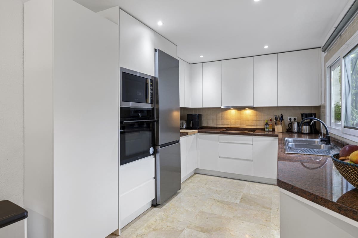 3 chambre Villa/Maison Semi-Mitoyenne à vendre à Estepona avec piscine garage - 480 000 € (Ref: 9569634)