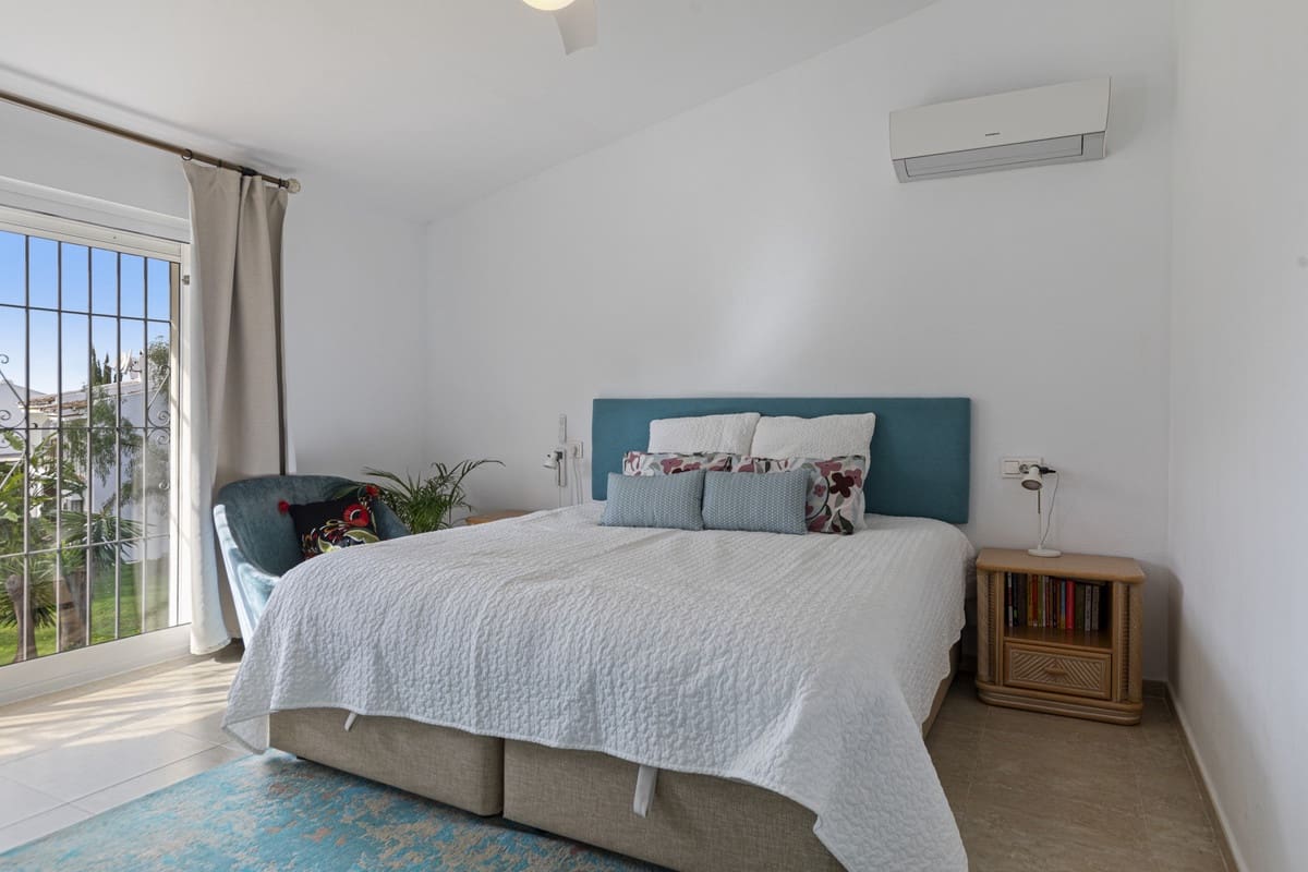 3 chambre Villa/Maison Semi-Mitoyenne à vendre à Estepona avec piscine garage - 480 000 € (Ref: 9569634)