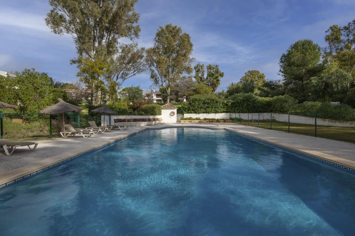 3 chambre Villa/Maison Semi-Mitoyenne à vendre à Estepona avec piscine garage - 480 000 € (Ref: 9569634)