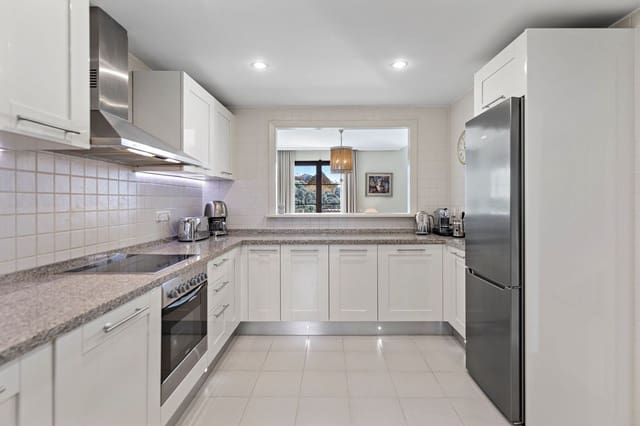 4 sypialnia Dom blizniak na sprzedaż w Los Arqueros - Puerto del Almendro, Benahavís z basenem garażem - 1 050 000 € (Ref: 9570281)