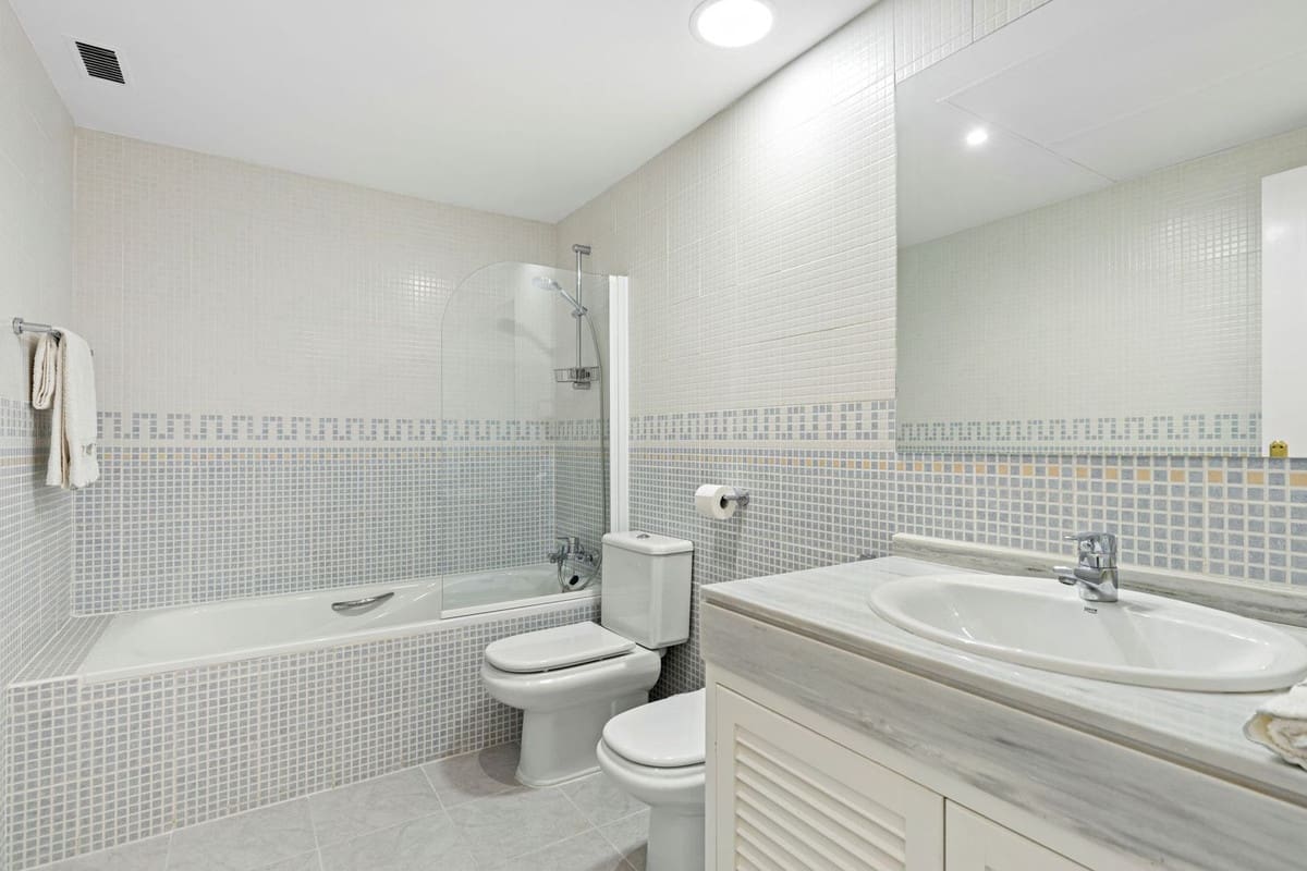 4 sypialnia Dom blizniak na sprzedaż w Benahavis z basenem garażem - 1 050 000 € (Ref: 9570281)