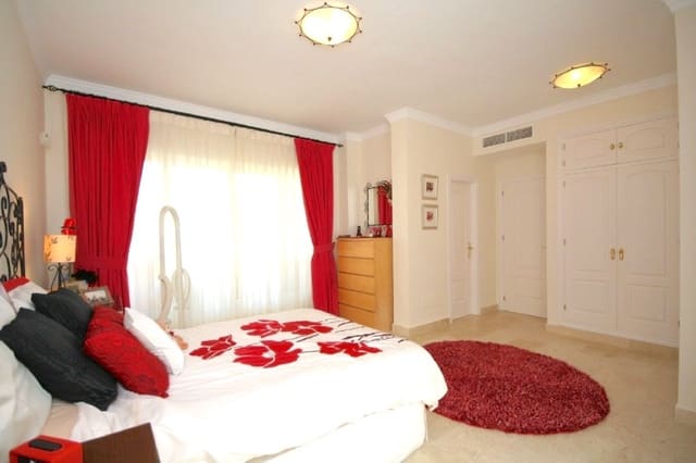 3 soveværelse Semi-Rækkehus til salg i Elviria, Marbella med swimmingpool garage - € 695.000 (Ref: 9572067)