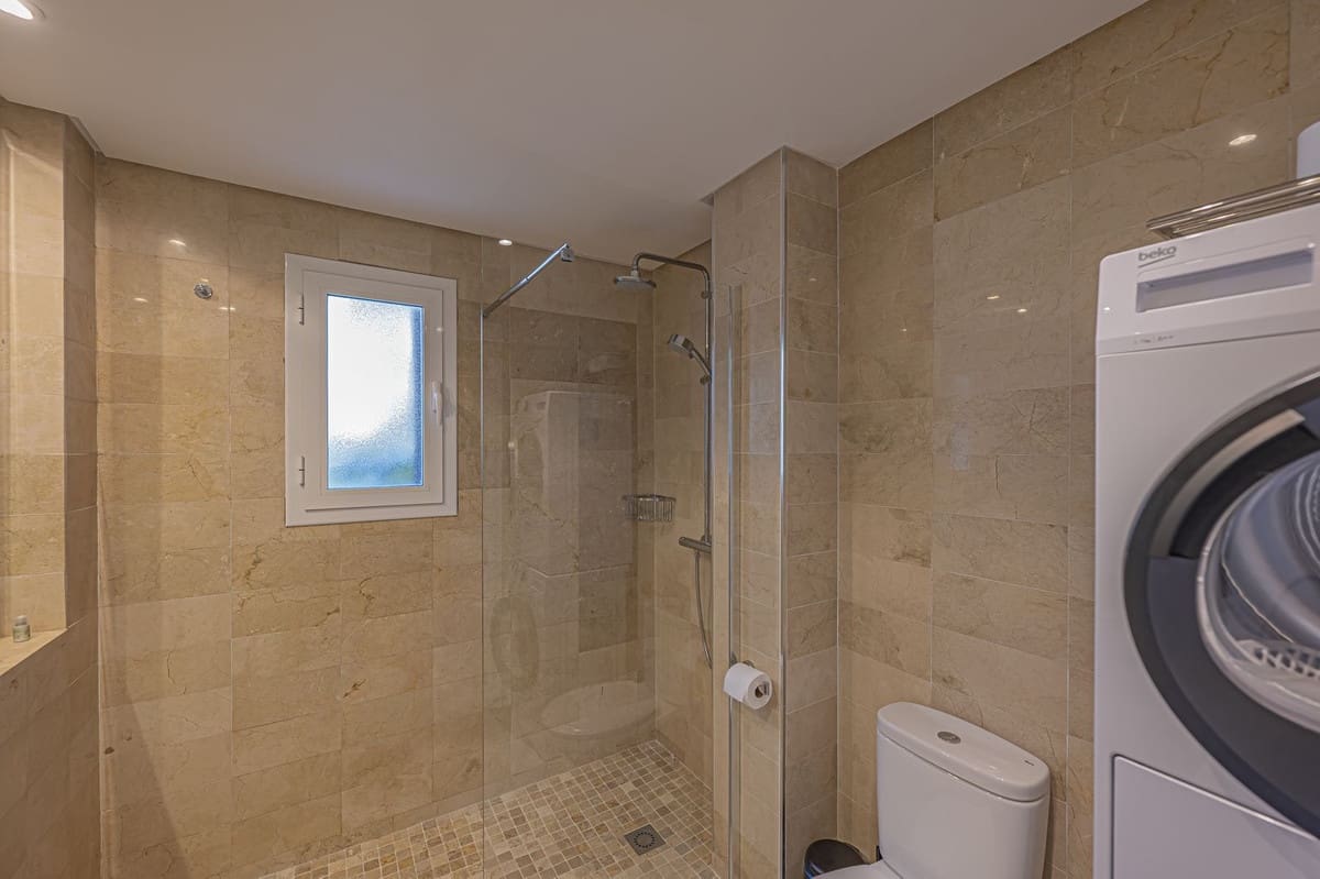 Apartamento de 2 habitaciones en Elviria en venta con piscina garaje - 685.000 € (Ref: 9603559)