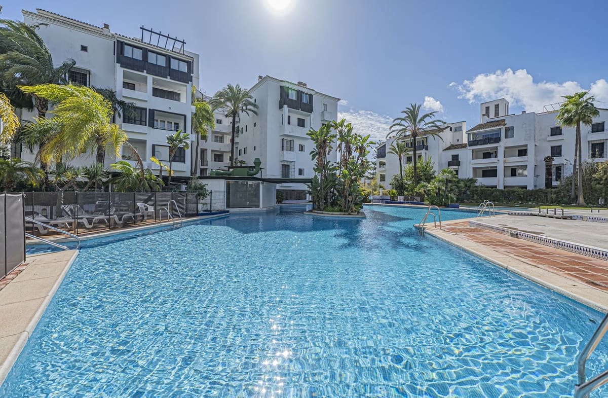 Apartamento de 2 habitaciones en Elviria en venta con piscina garaje - 685.000 € (Ref: 9603559)