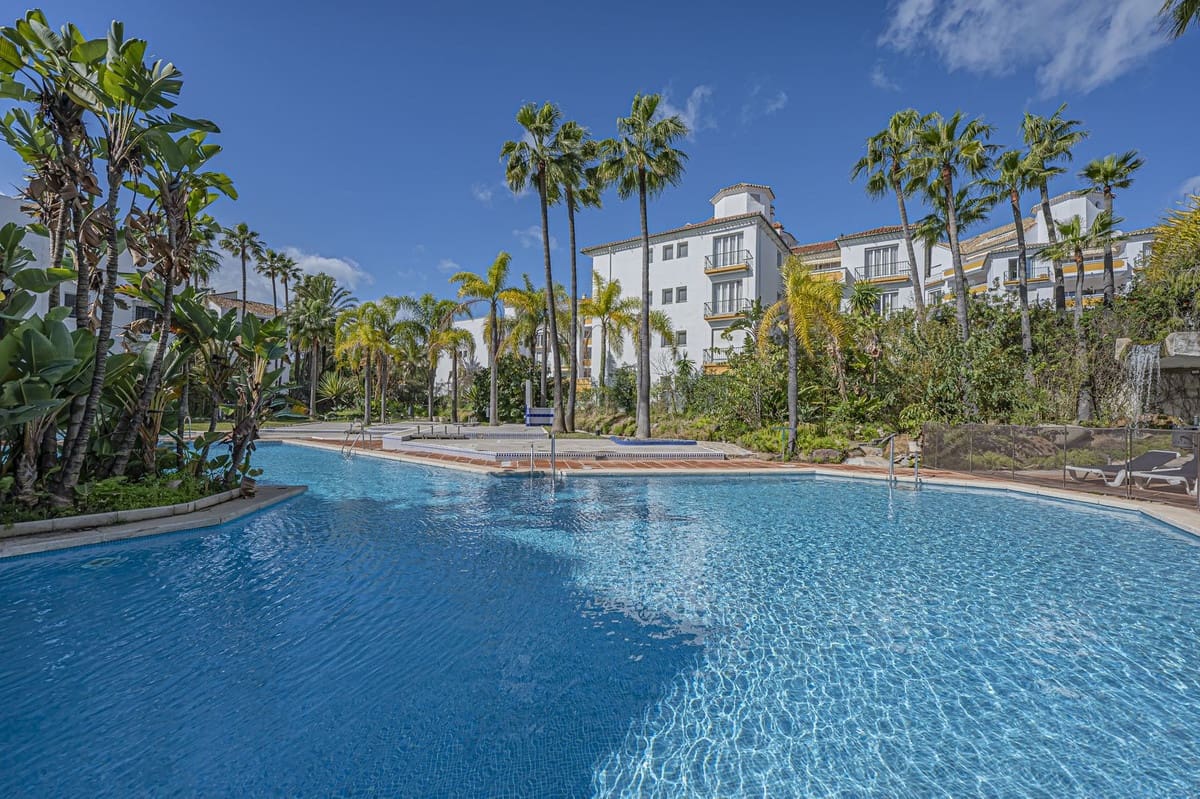 Apartamento de 2 habitaciones en Elviria en venta con piscina garaje - 685.000 € (Ref: 9603559)