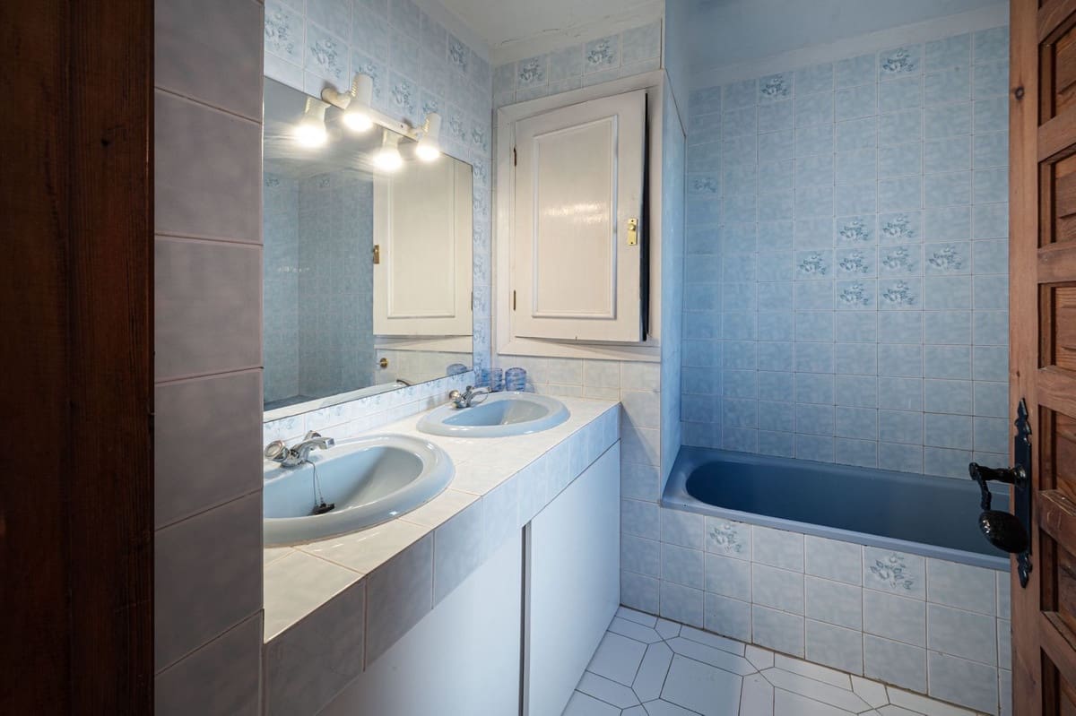 3 bedroom Villa for sale in Miraflores with pool garage - € 649,000 (Ref: 9606766)