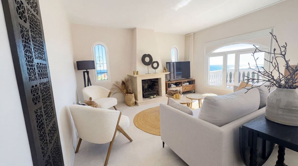 2 bedroom Villa for sale in Fuengirola with pool garage - € 640,000 (Ref: 9610593)